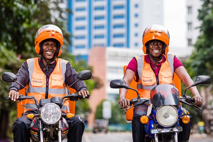 Équipe de professionnels africains travaillant sur des projets de mobilité durable et transport urbain au Cameroun